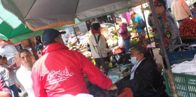 Desde la Alcaldía Local de San Cristóbal se han implementado acciones de sensibilización para garantizar el uso adecuado del espacio público en el sector del 20 de Julio. Estas actividades buscan que los vendedores informales reconozcan tanto sus derechos como las normas que regulan su actividad. Además, se han llevado a cabo tres acciones conjuntas con instituciones competentes, aunque persisten desafíos en la articulación con el IPES. En paralelo, se mantiene un diálogo constante con líderes y lideresas d