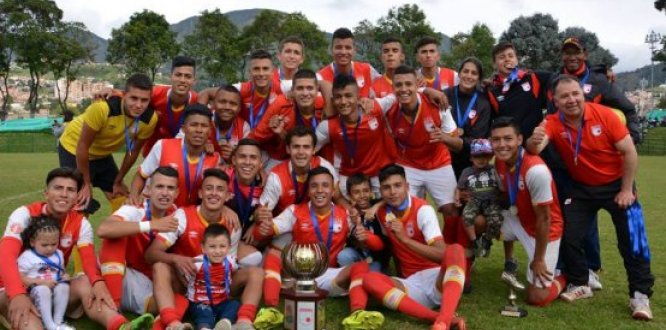 Fotografía del equipo Independiente Santa Fe Juvenil, campeón del hexagonal del suroriente 2018