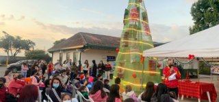 Primera Línea de San Cristóbal construye árbol de Navidad