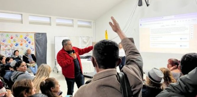 El alcalde Carlos Hernando Macías lidera encuentro comunitario, presentando información y promoviendo la participación ciudadana.
