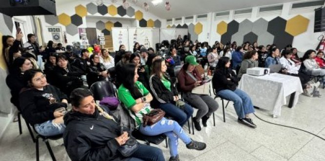 Asistentes participan en jornada comunitaria de diálogo y reflexión en salón comunal.