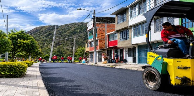 SAN CRISTOBAL Después de más de 25 años de espera, la comunidad de La Península hoy celebra una vía renovada que mejora la movilidad, la seguridad y la calidad de vida del sector.