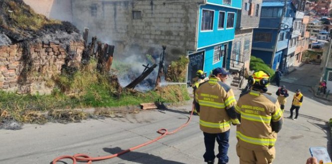 Imagen bomberos atendiendo la emergencia de incendio