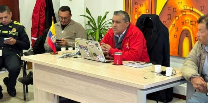 Imagen alcaldía San Cristóbal Autoridades locales, representantes de la Policía y funcionarios distritales participan en una mesa de trabajo para coordinar acciones de seguridad y protección de las mujeres en la localidad.