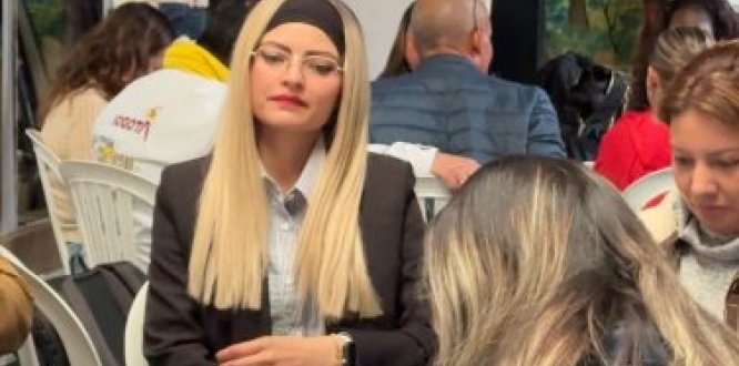 Funcionaria participa en una mesa de trabajo junto a otros asistentes durante una reunión institucional en la localidad de San Cristóbal.