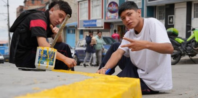 SAN CRISTOBAL Estudiantes, vecinos, autoridades locales y Policía participan en limpieza y sensibilización frente al Colegio Altamira, con señalización que prohíbe arrojar basura.