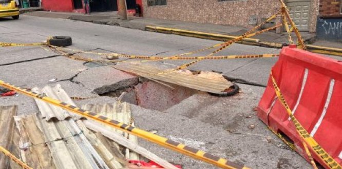 SAN CRISTOBAL PMU liderado por la Alcaldía Local de San Cristóbal articula acciones con entidades distritales para atender el hundimiento en la Avenida La Victoria y recuperar la movilidad del sector.