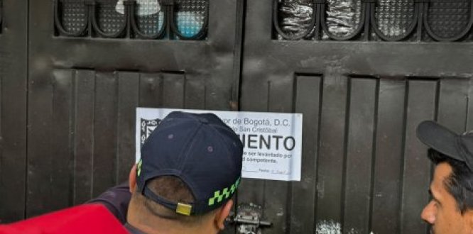 Policia sellando establecimiento Policia sellando establecimiento