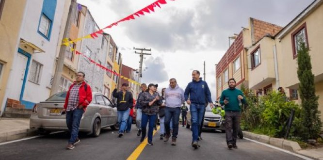 Alcalde acompañado de la comunidad en la entrega de la calle intervenida Alcalde acompañado de la comunidad en la entrega de la calle intervenida