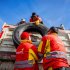 Funcionarios recogiendo llantas en la localidad con una volqueta
