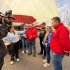 Funcionario de la Alcaldía Local entrega declaraciones a medios durante una jornada institucional en espacio público, acompañado por la Policía y equipo de trabajo, en una zona comercial intervenida.