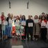 Grupo de personas con su diploma acomapañados de funcionaros de la alcaldía