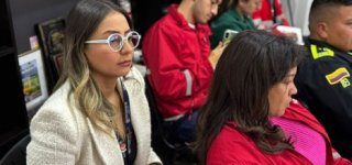 La imagen muestra una reunión institucional con participación de representantes de diferentes entidades, quienes se encuentran atentos al desarrollo de la jornada y revisando información durante el encuentro.