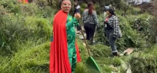 Nuestro personaje Recicleytor en terreno empuñando una herramienta para limpieza